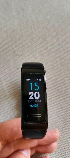 Huawei band 4 pro oled ekran, dahili GPS, 5 ATM su geçirmezlik.