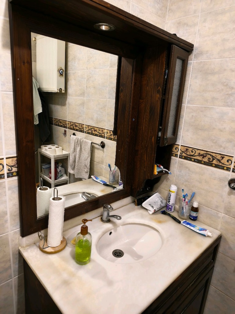 Aynalı Banyo dolabı , mermer lavabolu. - 2