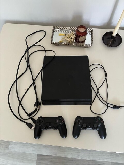 PS4 Slim açılmamış 2 kol orijinal
