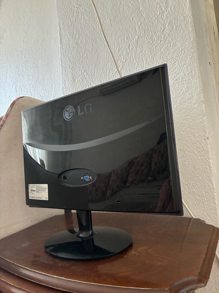 LG Flatron E1940S-PN 18.5” LED Monitör - 6