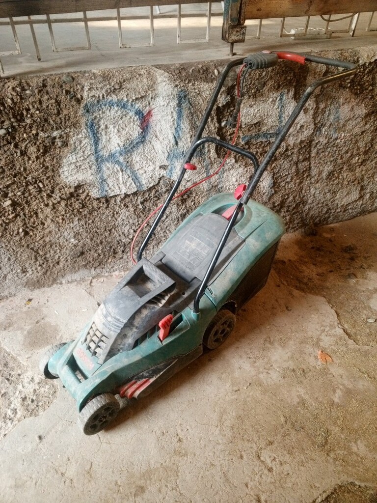 BOCSH rotak 34 cm 1300 w çim biçme makinası sağlam kayışı değişecek - 6