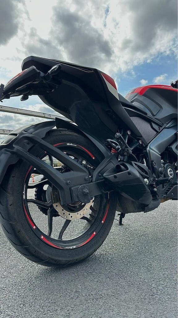 BAJAJ RS 200 - 13