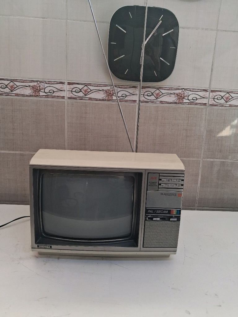 ESKİ RENKLİ TELEVİZYON ELEKTRİK GELMİYOR ARKA TARAFINDA ÇATLAK VAR - 2