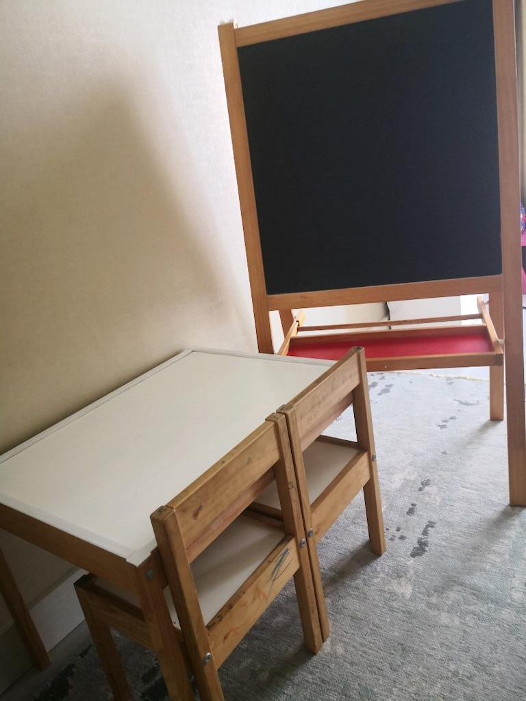 İkea ahşap çocuk masa sandalye ve yazı tahtası