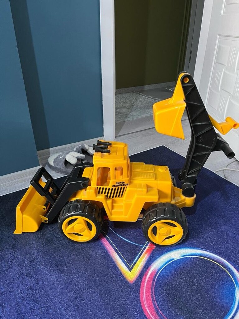 Büyük boy oyuncak kepçe ve büyük boy oyuncak kamyon - 2
