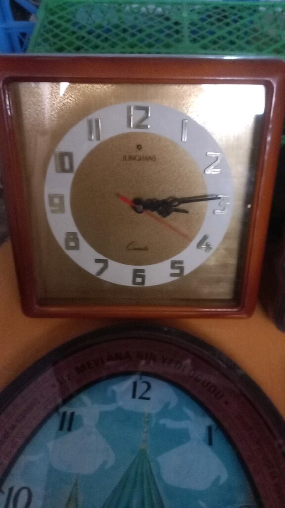 çeşitli markalarda saatler,fiyat tane 250 ile 900 TL arasında değişir - 7