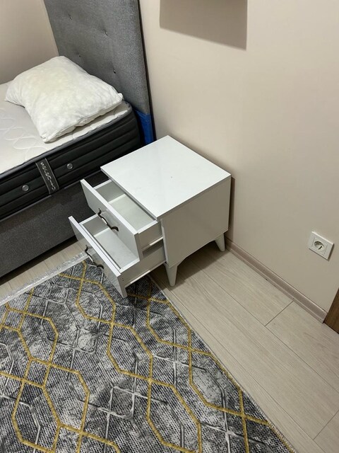 Ev eşyaları (gardolap, baza ve yatak, komidin, açıklamayı okuyunuz)