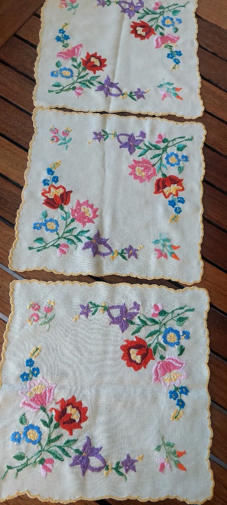 ANTIKA SARI KETEN ÜZERİ MACAR NAKIŞI KIRMIZI BIBERLI ÖRTÜ 26/26CM - 3