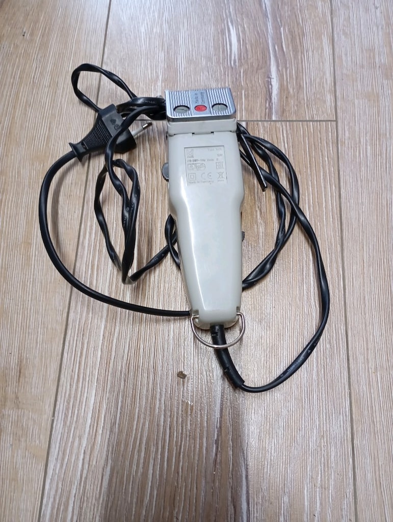 Kırmızı gövdeli, kablolu bir saç kesme makinesi. Kompakt yapısı ve met - 2