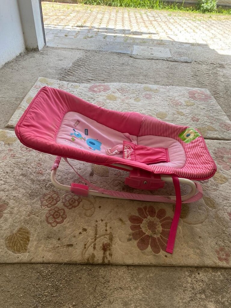 kız bebek sallanan ana kucağı - 2