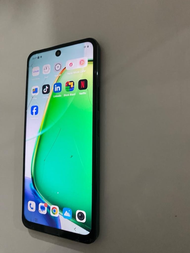Vivo Y 28 256 gb sadece cam çatlak var. engel değil - 4