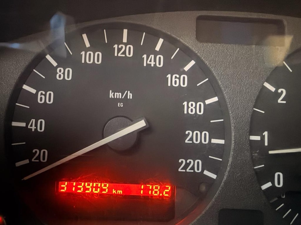 BMW 318 is 1994 model - 9