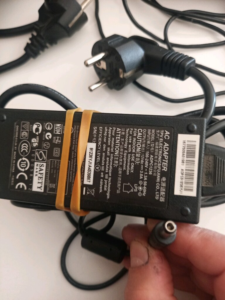 Elimde çeşitli Leptop adaptörleri mevcut fotolarda bakabilirsiniz - 5