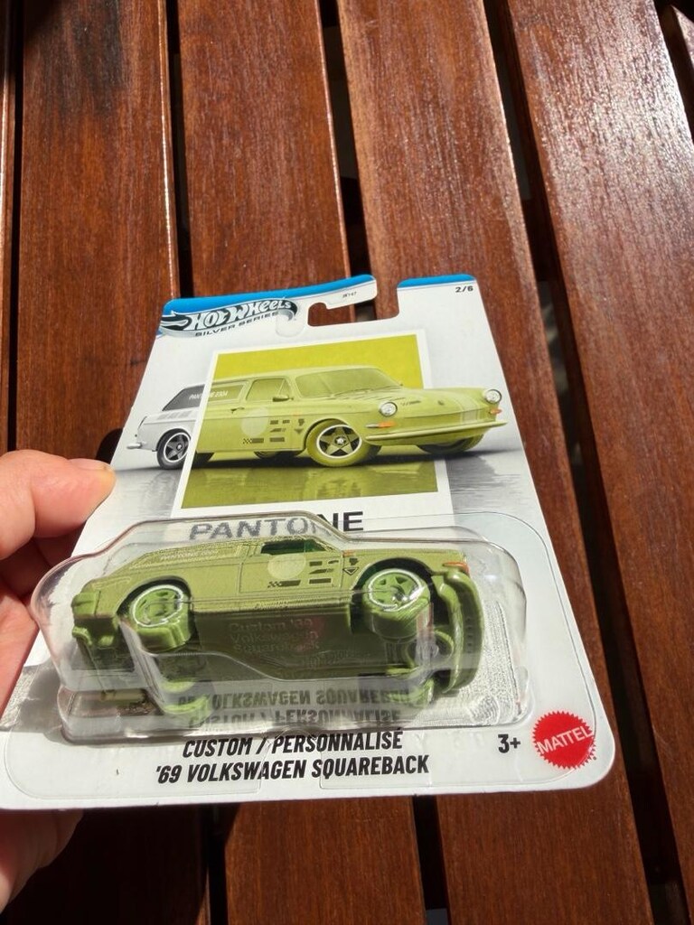 hot wheels Pantone 2304 - 3