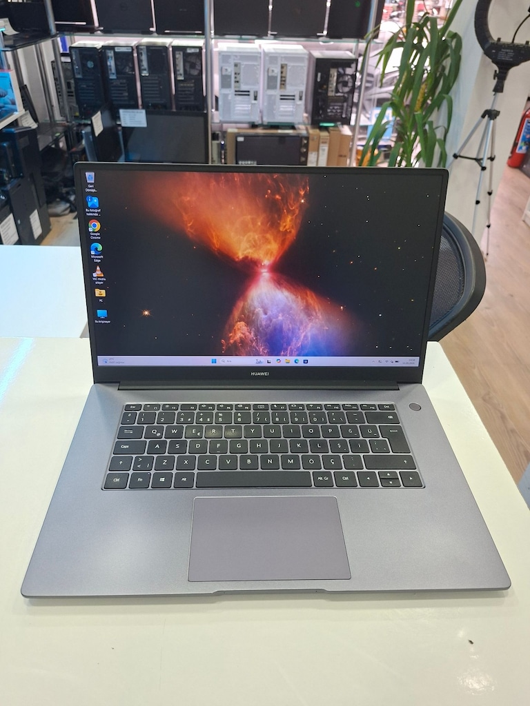 HUAWEI MATEBOOK D15 I3 10110U 8GB DDR4 RAM 256 GB M2 NVME SSD 15.6" - 2
