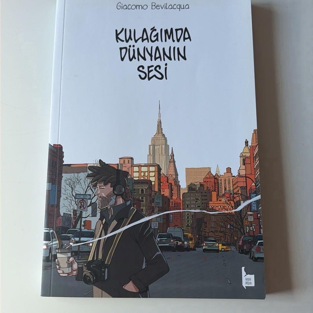 Kulagimda Dünyanin Sesi çizgi roman