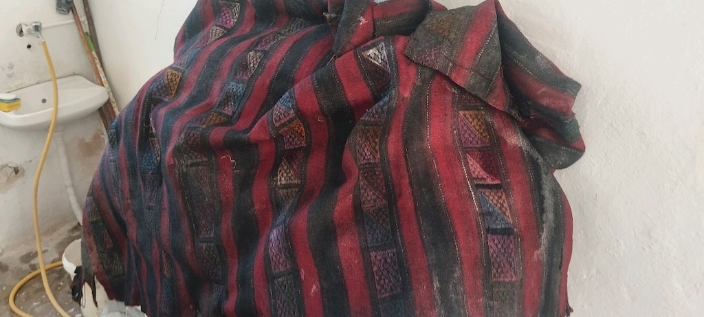 dokuma kilim. en az 50 senelik yörük çuvalı kılımı diye geçiyor e - 3