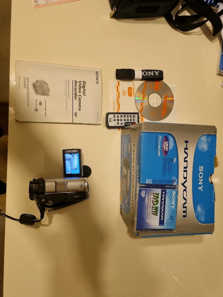 Sony Handcam DCR DVD201E camera - 5