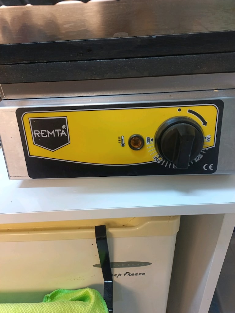 Remta Profesyonel 6'lı Çubuk Waffle Makinesi – Sorunsuz Çalışıyor İlan - 3