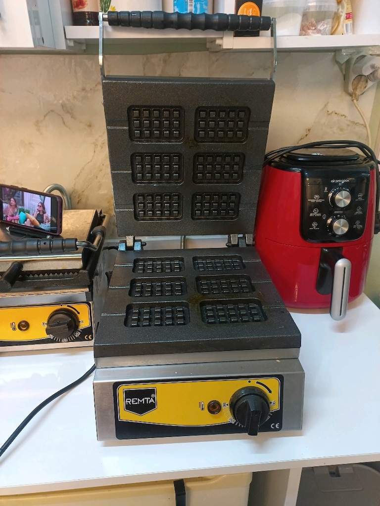 Remta Profesyonel 6'lı Çubuk Waffle Makinesi – Sorunsuz Çalışıyor İlan - 2