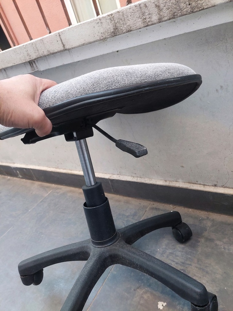 Döner sandalye. Ofis koltuğu. Kumaşlarının rengi solmuş.Adet fiyatıdır - 17
