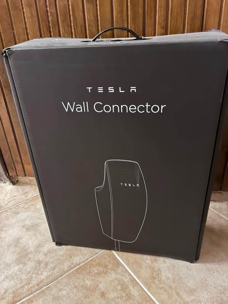 TESLA WALL CONNECTOR