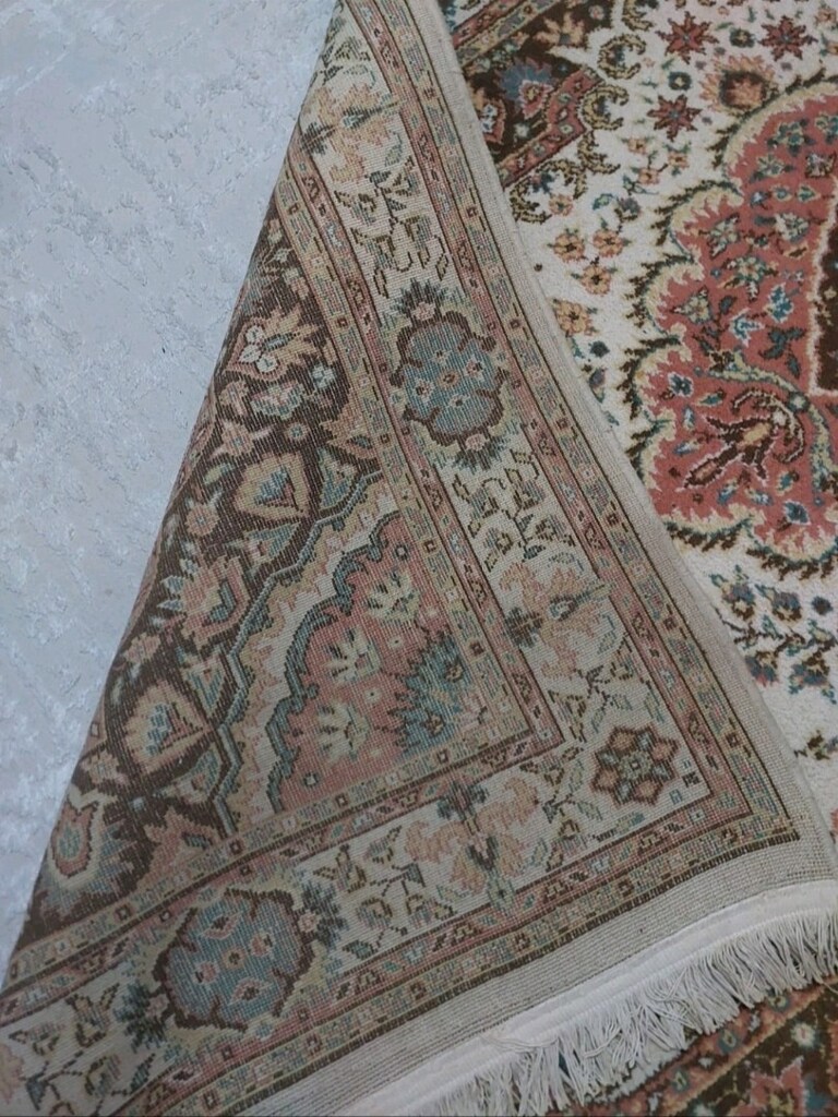 4 metrekare..ısparta halısı tane fiyatı 700tl.. 2 adet var - 3