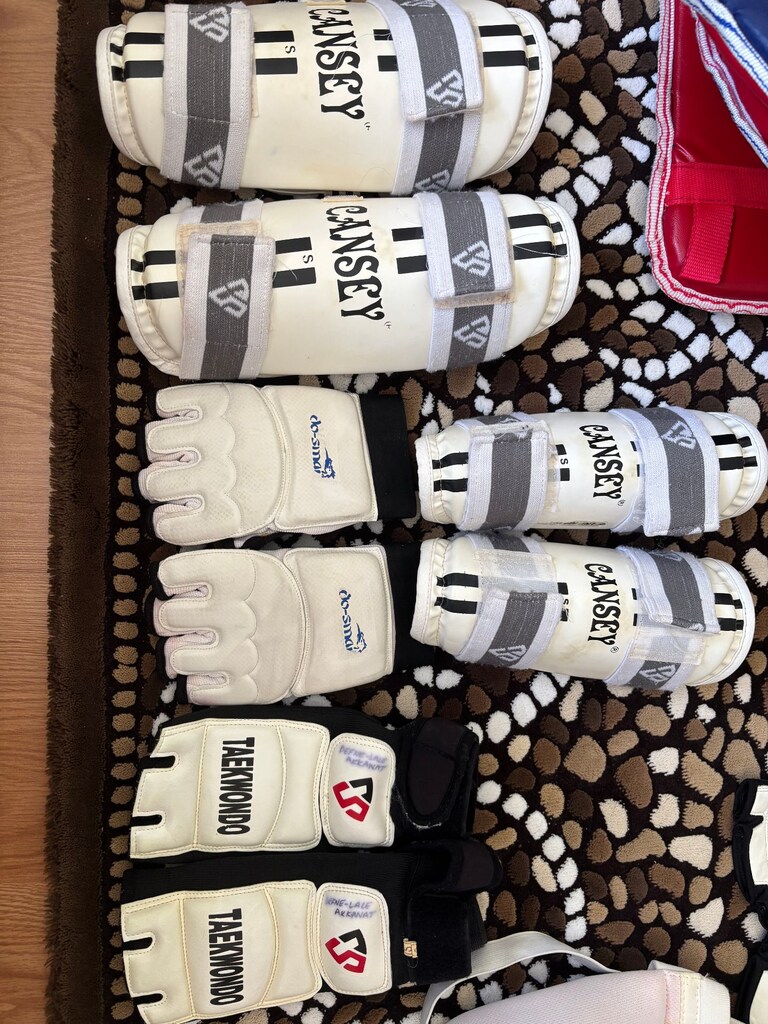 3 Set Teakwondo korumalıkları 3 Kask Hepsi 5000₺ - 5