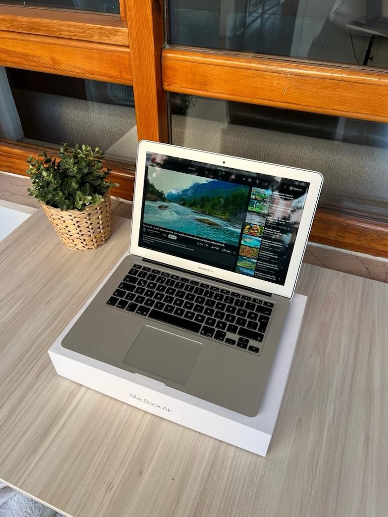 Apple MacBook Air 13.3” i5-5250 8gb Ram 128gb - 4