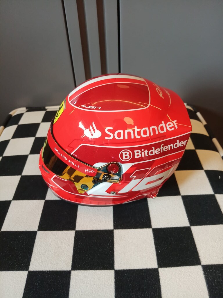 Leclerc 2024 Ferrari Sezon Kaskı Formula 1 F1 1:2 Model Kask - 2
