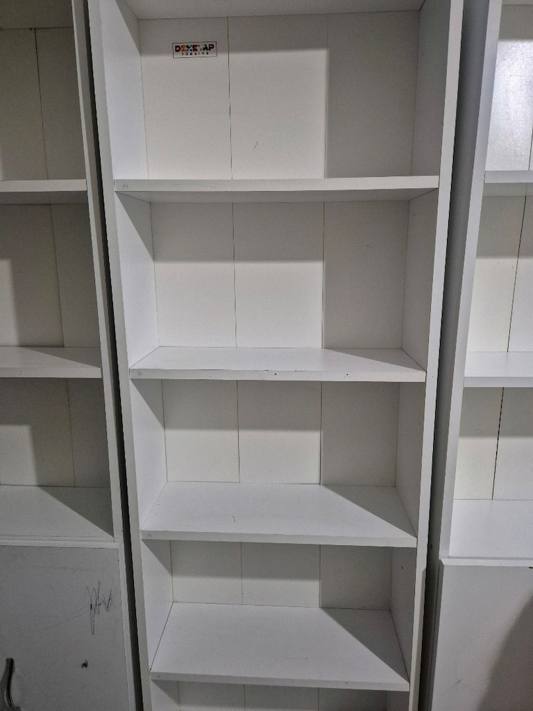 Üç adet kitaplık - 2