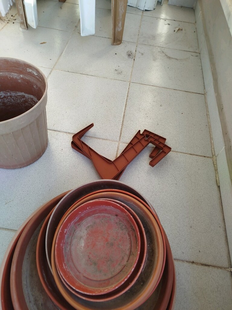 Farklı boyutlarda saksı ve tabaklar. Büyük boy 1 adet, orta boy 3 adet - 8