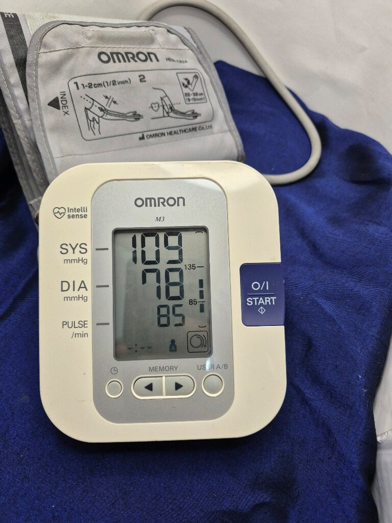 Omron M3 tansiyon aleti. - IntelliSense teknolojisi - Hafıza fonksiyon - 9