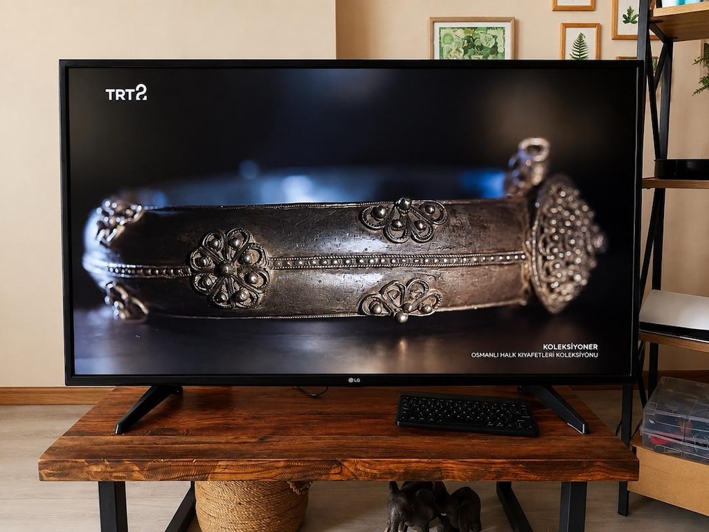 LG 49UH610V 49” 4K Ultra HD Smart TV - 2