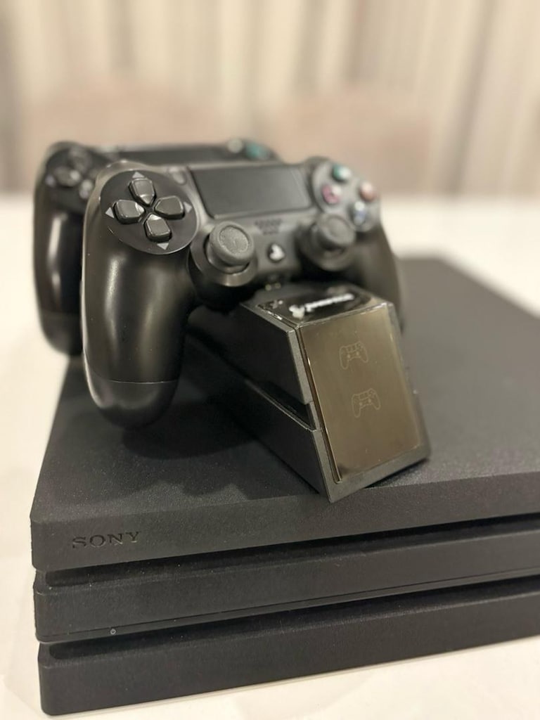 PlayStation 4 PRO 1 TB Oyun Konsolu ve İki Adet Kol - 3