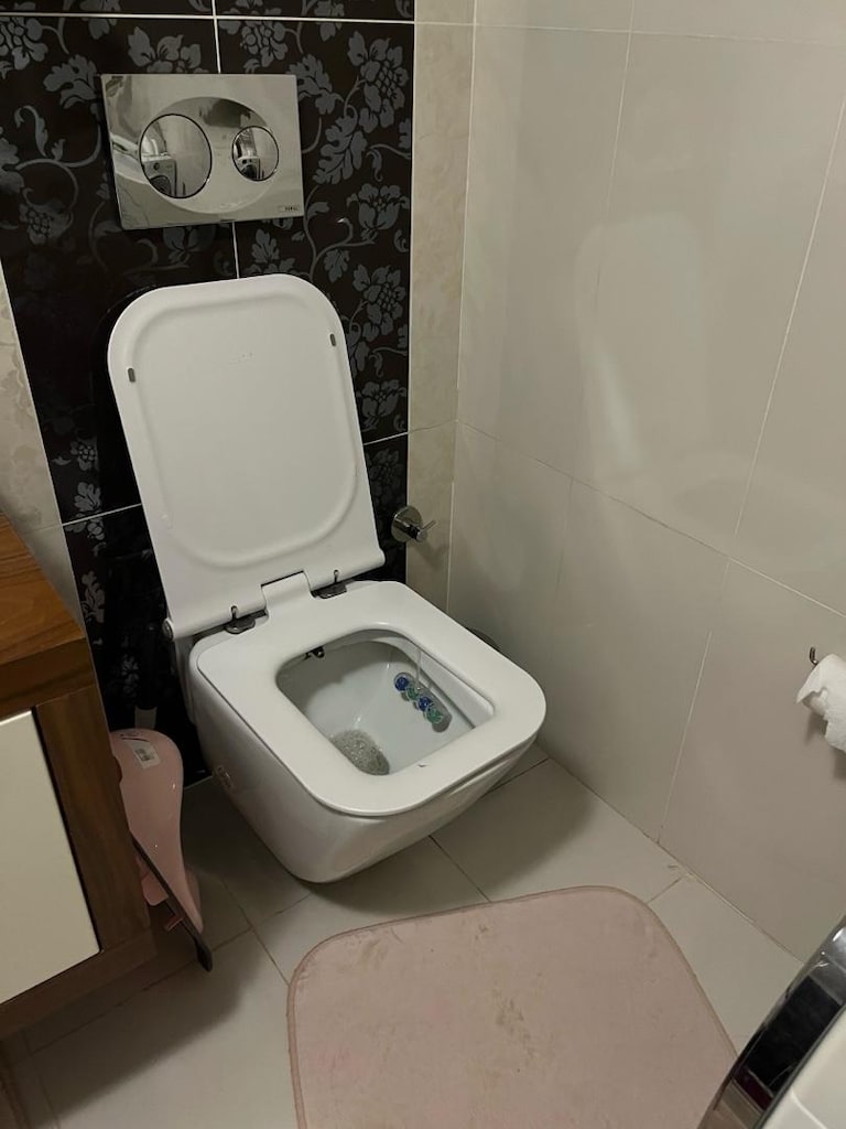 banyo teknesi, duşakabin, lavabo, ayna ve klozet - 3