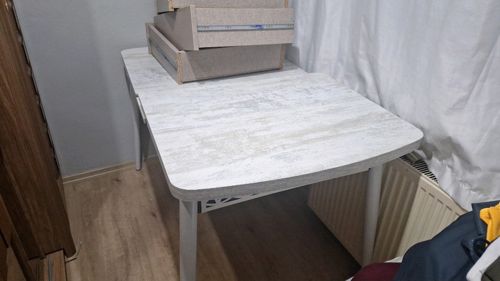 Açılabilir tertemiz 6-8 kişilik yemek masası