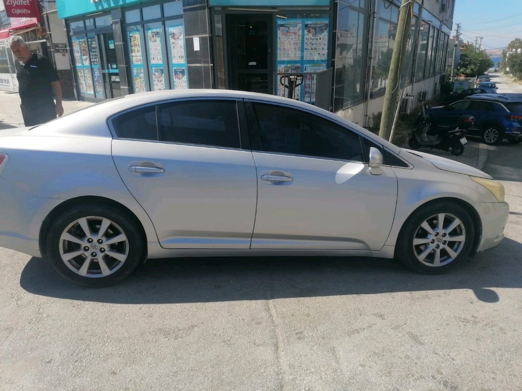 2009 Model Toyota Avensis - 2