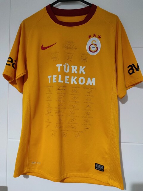 Galatasaray 2012-2013 sezonu baskı imzalı koleksiyon forması