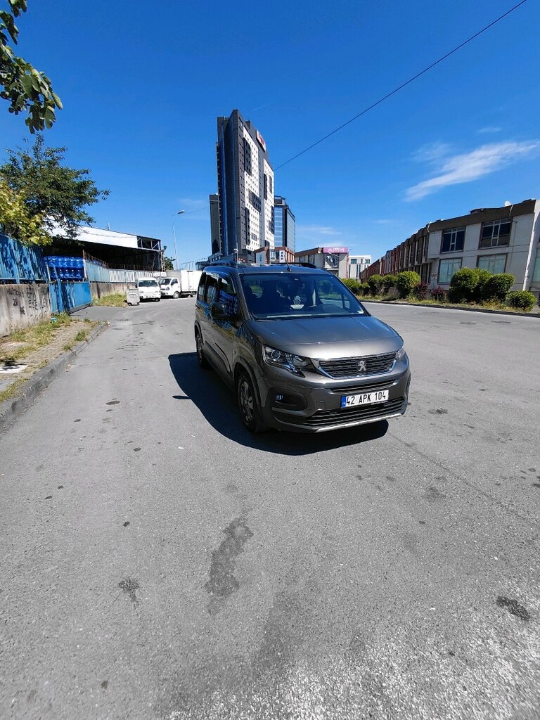Hatasız boyasız 2022 model peugeot rifter - 2