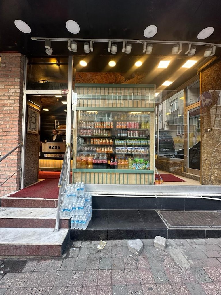 ÖZEL YAPIM 1 YIL KULLANILMIŞ PASTA CEPHE DOLABI VE 4 METRE TEZGAH - 7