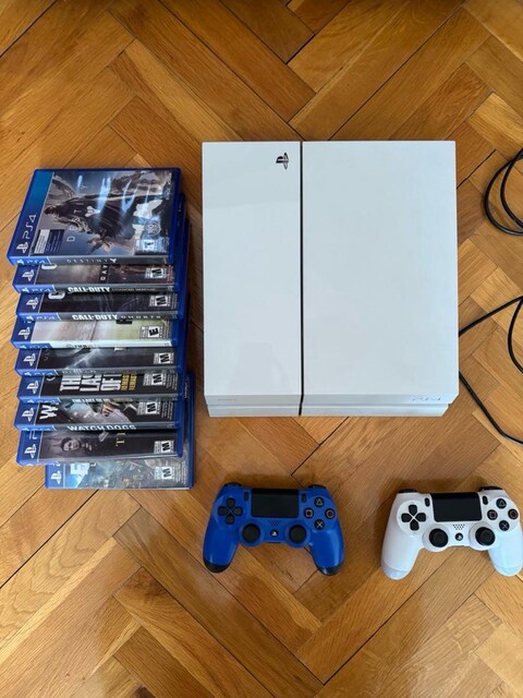 Playstation 4 Beyaz Cok Temiz Kollar ve oyunlar dahil değil
