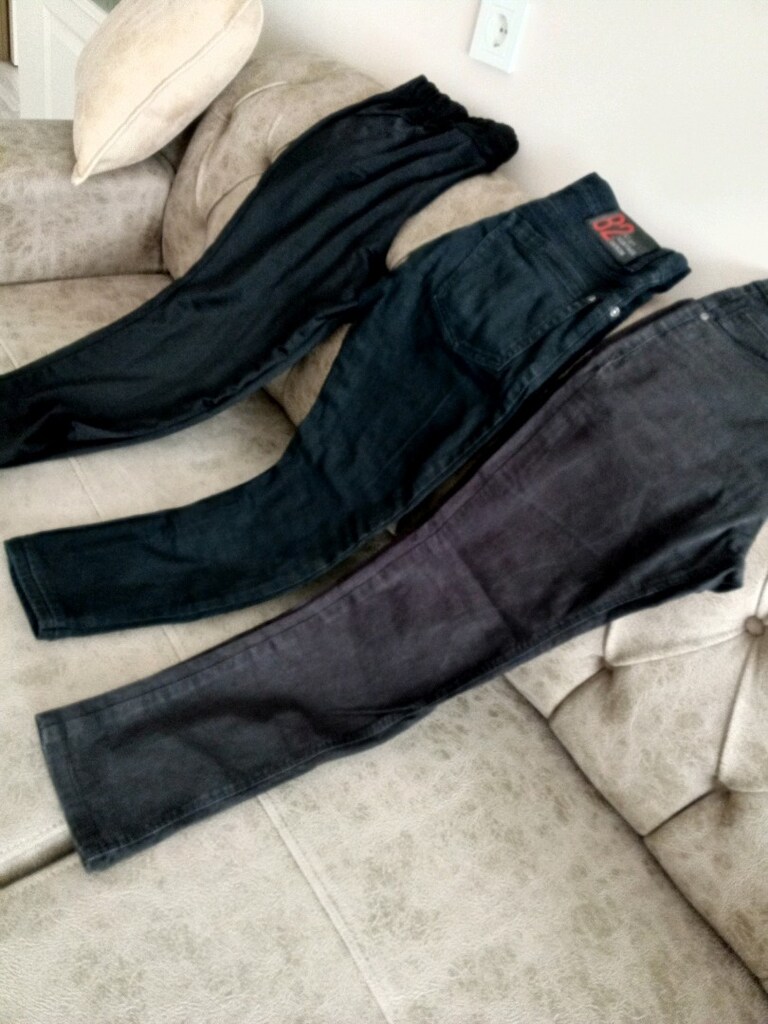 iki adet dar paça kot pantolon ve puma eşofman altı