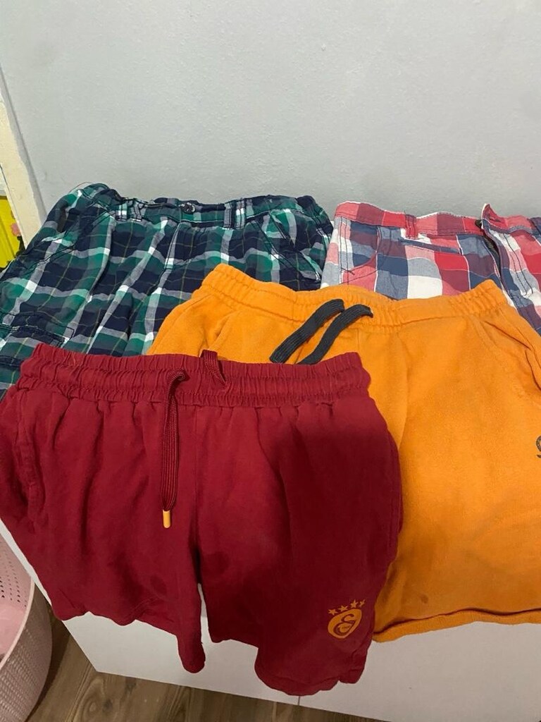 Çocuklar için kısa boy şortlar; bordo, turuncu, yeşil ve ekose desenl - 2