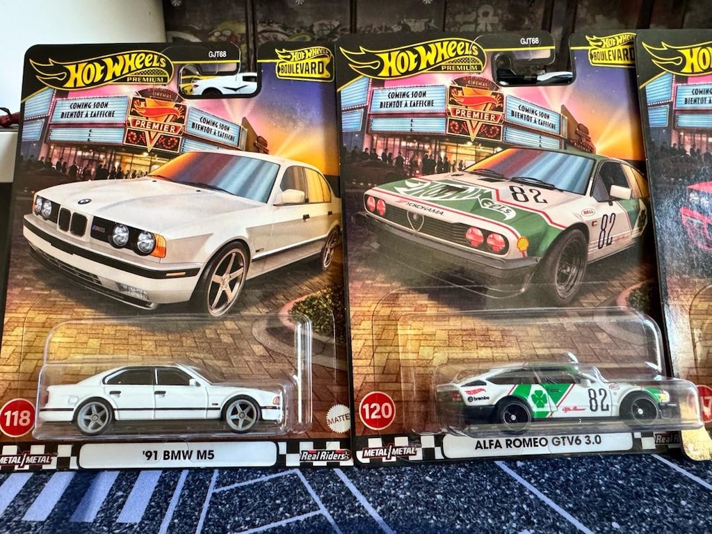 HOTWHEELS PREMIUM BOULEVARD SET - 2