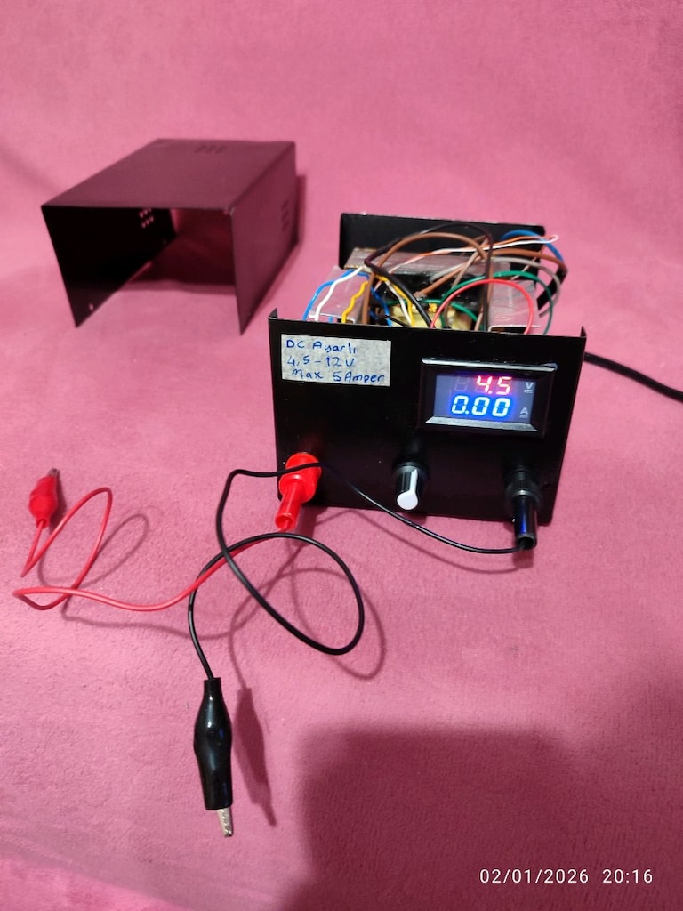 ayarlı4.5 12volt 5 amper göstergeli adaptör - 12