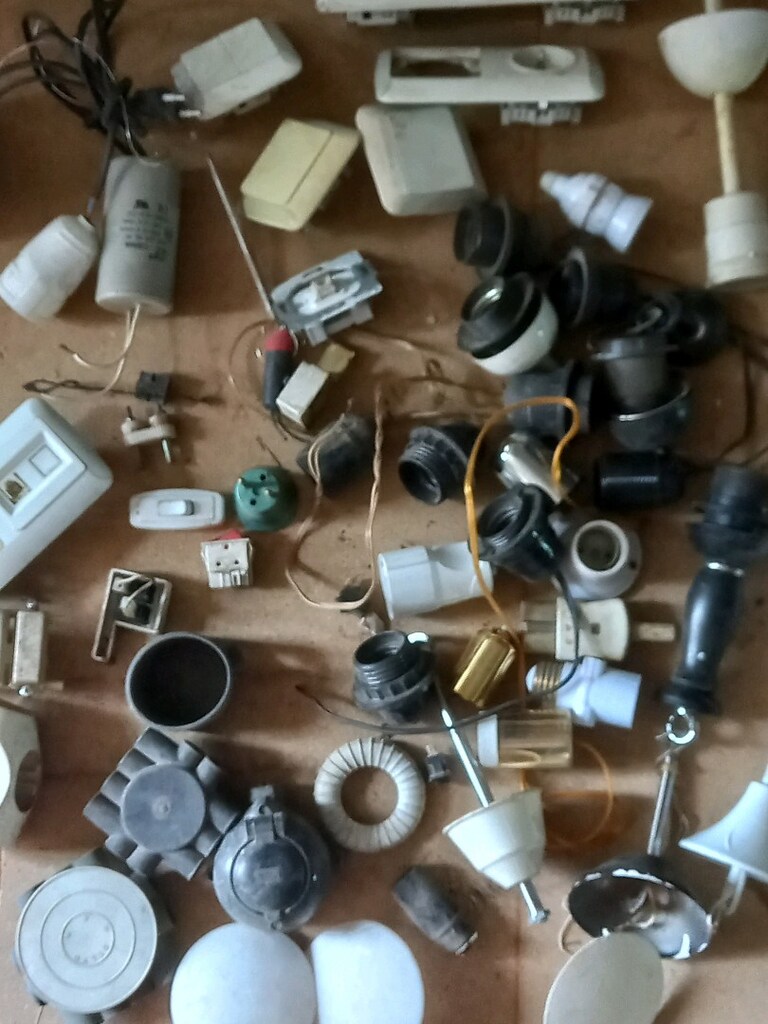 evyaparsak kullanılır diye biriktirdiğim, elektrik ürünleri. - 9