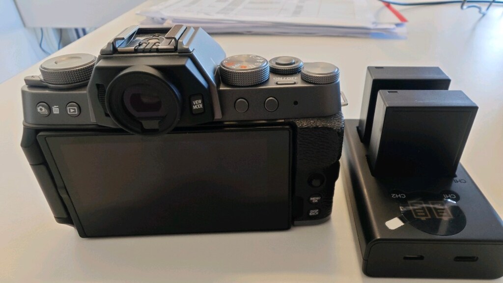 Fujifilm xt200 bady + üç batarya+ şarj cihazı - 4