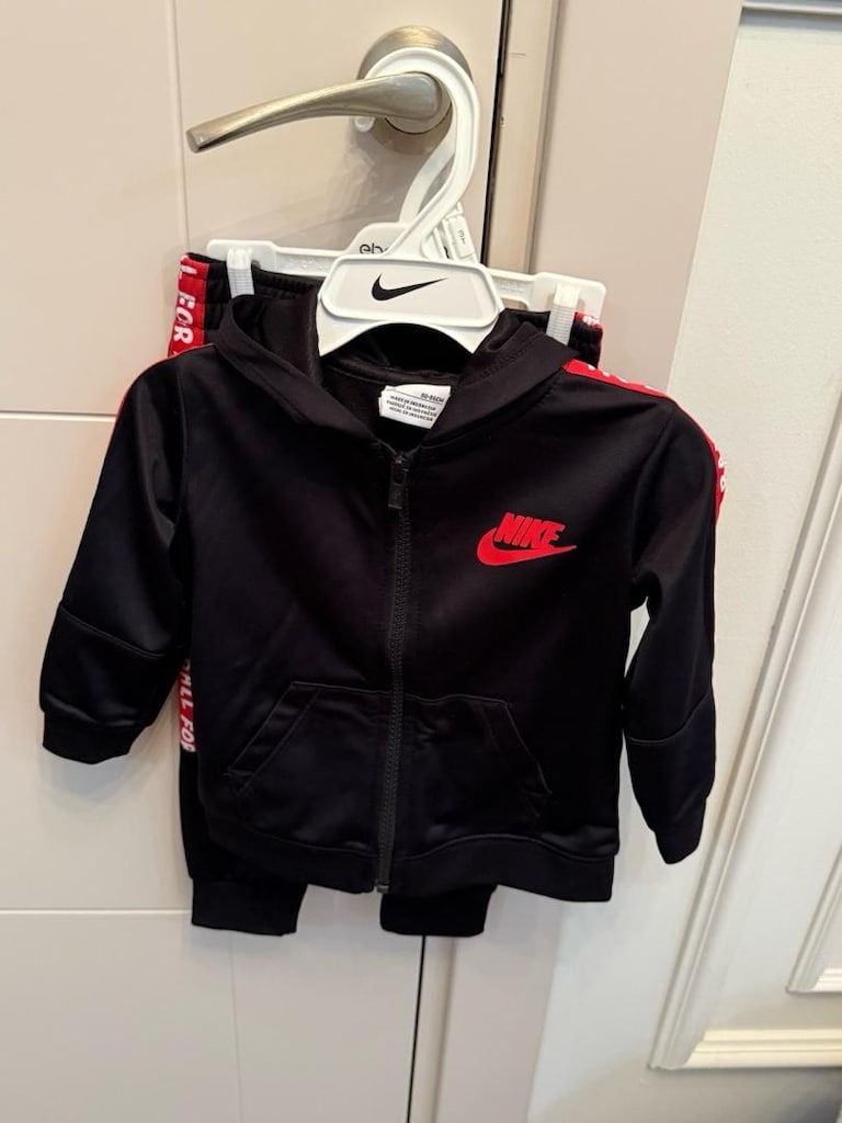 Nike Ball For All serisi, siyah-kırmızı renkli bebek eşofman takımı.