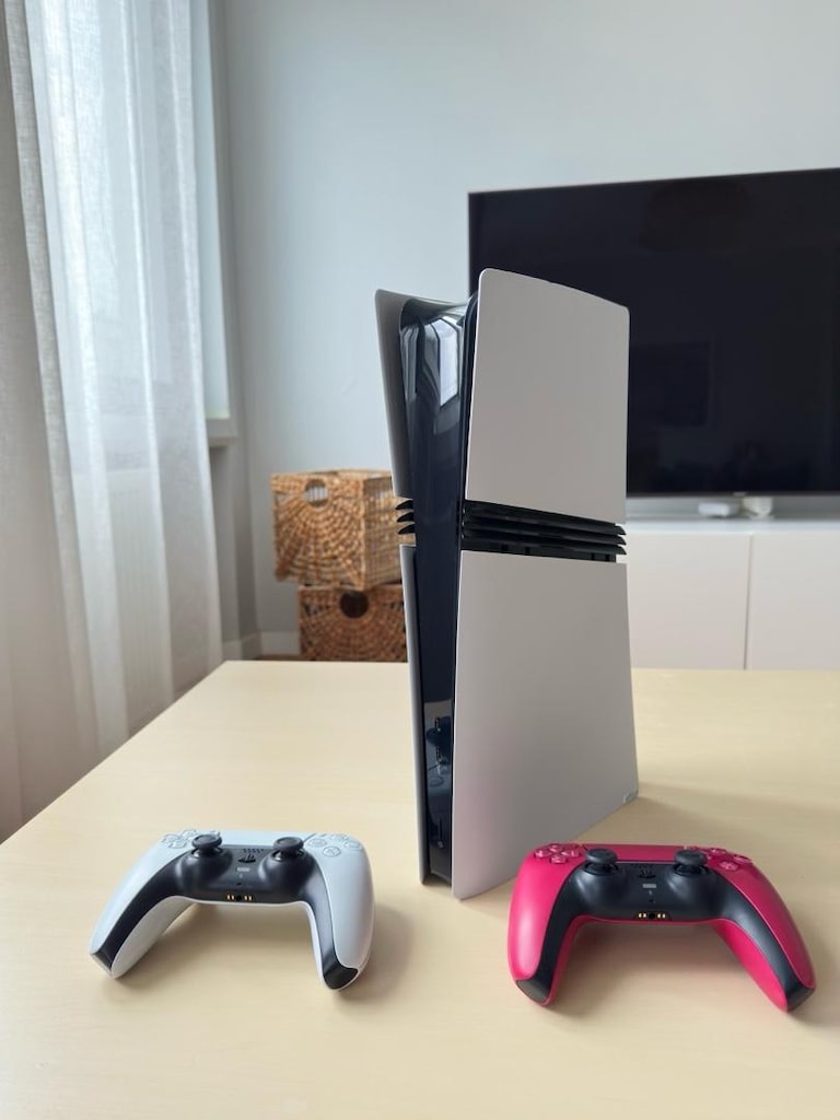 PS5 Pro 2 TB + Çift Kol (Kırmızı ve Beyaz) - Temiz & Sorunsuz - 7